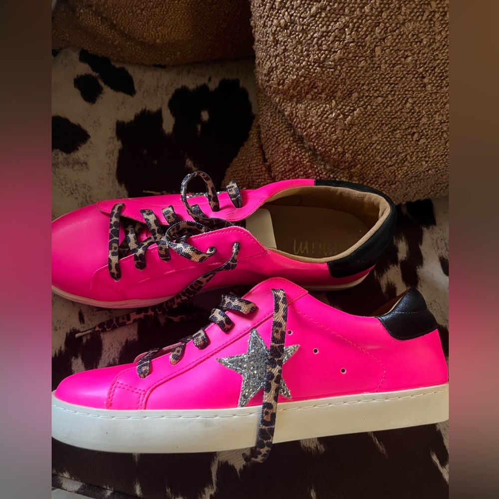 Women’s Neon Pink Glitter Star Low-Top Sneakers